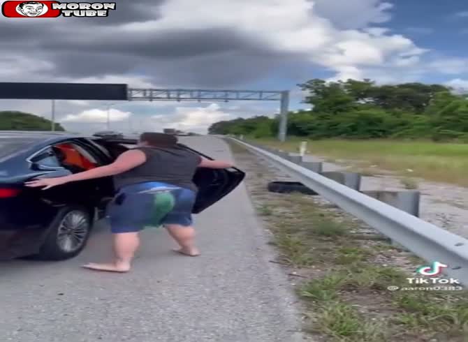 Video :During a carpool, he encounters a wild woman!